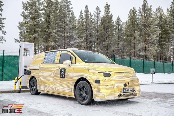 搭載 4MATIC 全時四輪驅動系統與後輪轉向技術　Mercedes-Benz 新世代 MPV 進行最終測試