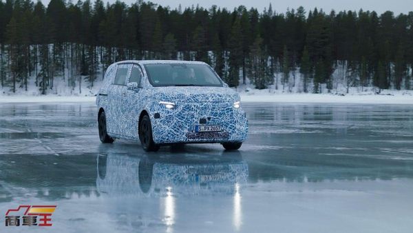 搭載 4MATIC 全時四輪驅動系統與後輪轉向技術　Mercedes-Benz 新世代 MPV 進行最終測試