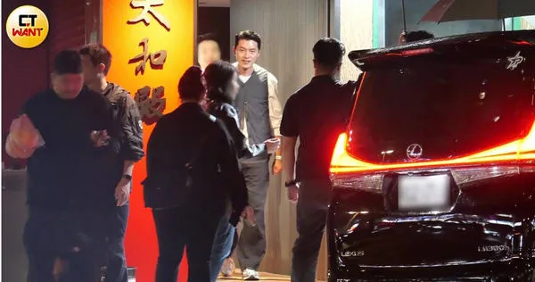 玄彬吃飽喝足後跟著同行人員一起步出麻辣鍋店。（圖／本刊攝影組）