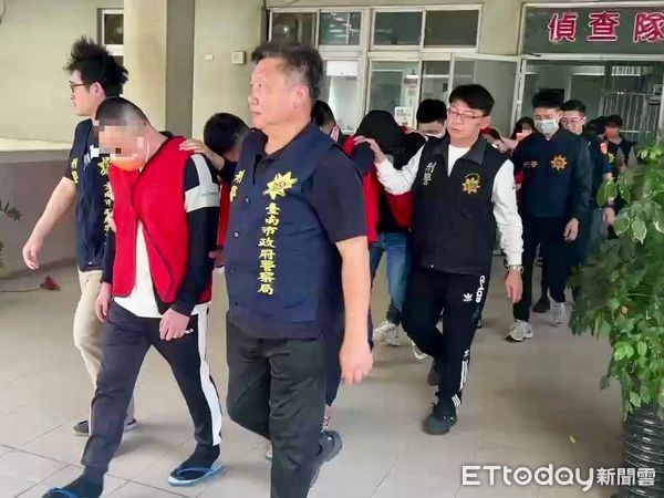 ▲台南市警察局為執行「第1次全國同步掃黑專案行動」，共檢肅暴力討債、詐欺等犯罪集團治平對象6人、成員51人到案，展現匡靖治安決心。（圖／記者林東良翻攝，下同）