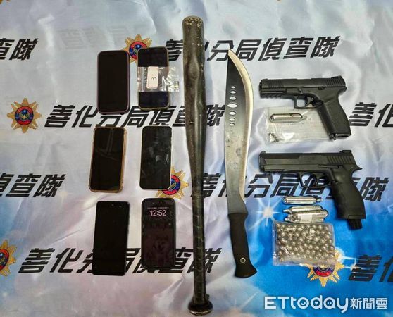 ▲台南市警察局為執行「第1次全國同步掃黑專案行動」，共檢肅暴力討債、詐欺等犯罪集團治平對象6人、成員51人到案，展現匡靖治安決心。（圖／記者林東良翻攝，下同）