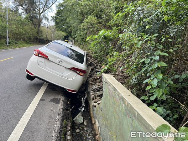 ▲▼     金門轎車自撞卡軍用溝渠        。（圖／記者林名揚翻攝）
