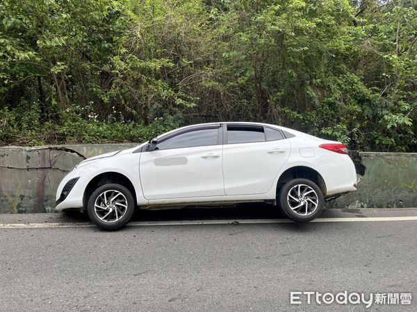 ▲▼     金門轎車自撞卡軍用溝渠        。（圖／記者林名揚翻攝）