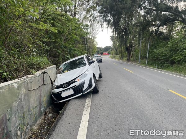 ▲▼     金門轎車自撞卡軍用溝渠        。（圖／記者林名揚翻攝）