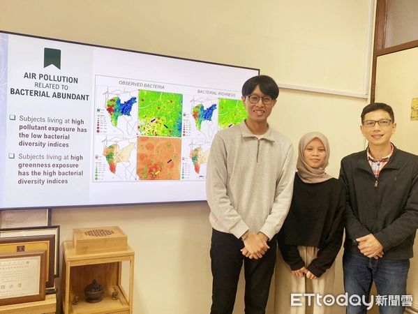 ▲成大測量系教授吳治達（左）團隊針對過敏兒鼻腔與腸胃道內的菌叢，與空汙及綠地的關聯性，提出科學證據，圖中右為成大生科系教授劉宗霖，中為測量系博士生Aji Kusumaning Asri。（圖／記者林東良翻攝，下同）