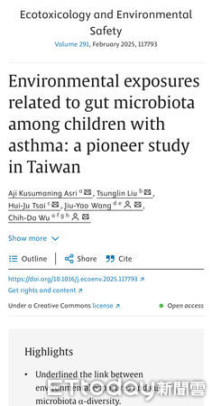 ▲成大測量系教授吳治達（左）團隊針對過敏兒鼻腔與腸胃道內的菌叢，與空汙及綠地的關聯性，提出科學證據，圖中右為成大生科系教授劉宗霖，中為測量系博士生Aji Kusumaning Asri。（圖／記者林東良翻攝，下同）
