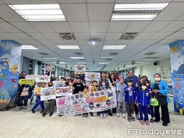 ▲東港警分局到鹽洲國小進行防詐宣導           。（圖／記者陳崑福翻攝）
