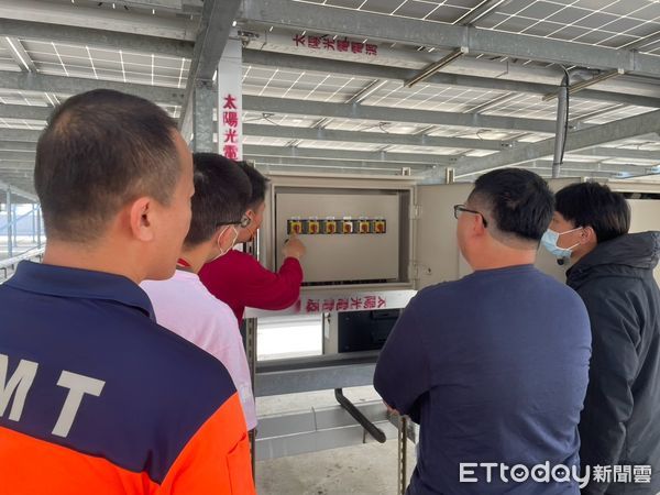 ▲台南市消防局東門分隊近日會同光電廠商及裝設場所工務人員，針對太陽能供電設備的安裝技術、運作流程及火災搶救技術進行深入探討。（圖／記者林東良翻攝，下同）
