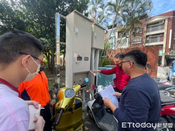 ▲台南市消防局東門分隊近日會同光電廠商及裝設場所工務人員，針對太陽能供電設備的安裝技術、運作流程及火災搶救技術進行深入探討。（圖／記者林東良翻攝，下同）
