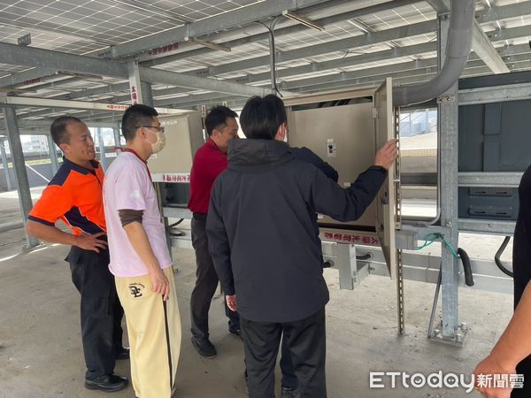 ▲台南市消防局東門分隊近日會同光電廠商及裝設場所工務人員，針對太陽能供電設備的安裝技術、運作流程及火災搶救技術進行深入探討。（圖／記者林東良翻攝，下同）