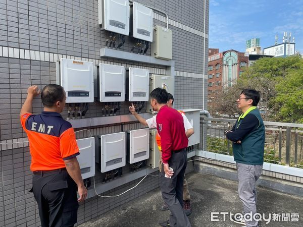 ▲台南市消防局東門分隊近日會同光電廠商及裝設場所工務人員，針對太陽能供電設備的安裝技術、運作流程及火災搶救技術進行深入探討。（圖／記者林東良翻攝，下同）