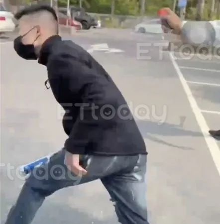 ▲被害人一家在台南市立火化場的停車場遭到球棒隊攻擊           。（圖／被害人提供）