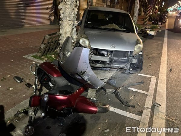 ▲莊姓男子凌晨酒後駕車撞倒路旁整排汽機車。（圖／中壢警分局提供，下同）