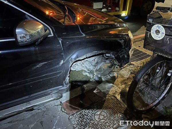 ▲莊男的自小客車車頭亦嚴重受損。（圖／中壢警分局提供）