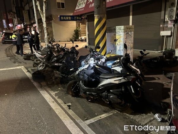 ▲莊男的自小客車車頭亦嚴重受損。（圖／中壢警分局提供）