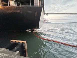 ▲▼建輝輪重油外洩，廠商拉設攔油索防止油污擴散並進行油污清理作業。（圖／港務公司提供）