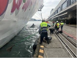 ▲▼基隆港務分公司調派履約廠商協助挪威天空號周邊水域與船身清理。（圖／港務公司提供）