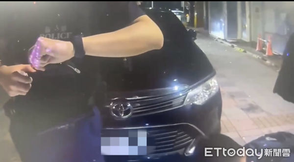 ▲▼高雄男巷口違停見巡邏車神情詭異露餡　車內藏3顆「喪屍煙彈」慘了。（圖／記者賴文萱翻攝）