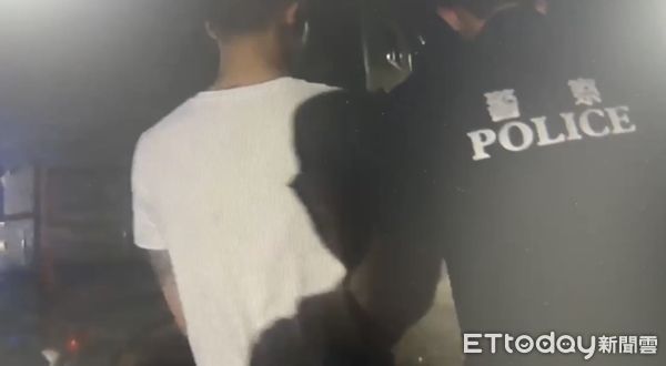 ▲▼高雄男巷口違停見巡邏車神情詭異露餡　車內藏3顆「喪屍煙彈」慘了。（圖／記者賴文萱翻攝）