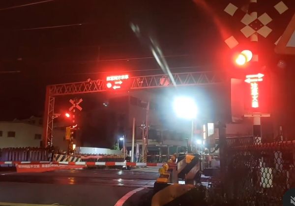 ▲彰化女子獨自進平交道，遇熱心民眾合力救人。（圖／民眾提供）