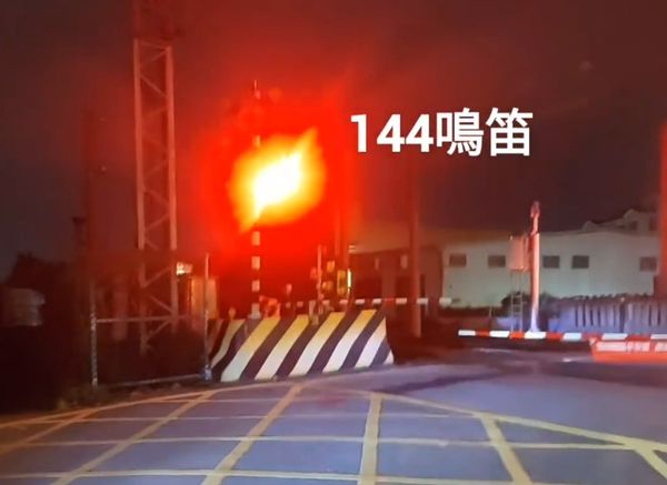 ▲彰化女子獨自進平交道，遇熱心民眾合力救人。（圖／民眾提供）