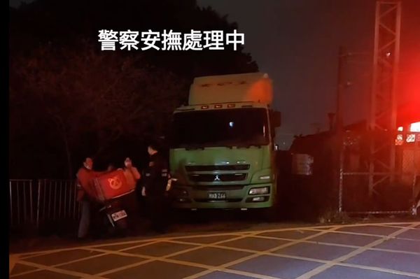 ▲彰化女子獨自進平交道，遇熱心民眾合力救人。（圖／民眾提供）