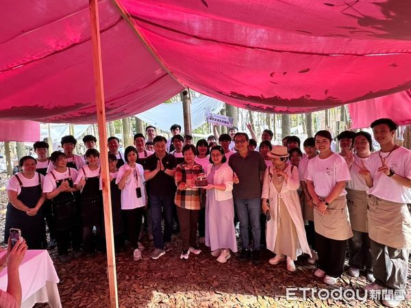 ▲灰熊綠展集再度在左鎮化石森林舉辦，全國各地優秀的創作者共同為漸凍人協會盡一份心力，崑山科大餐飲管理及廚藝系於灰熊綠展集中進行創作，以精緻創意小食獲得現場民眾一致好評。（圖／記者林東良翻攝，下同）