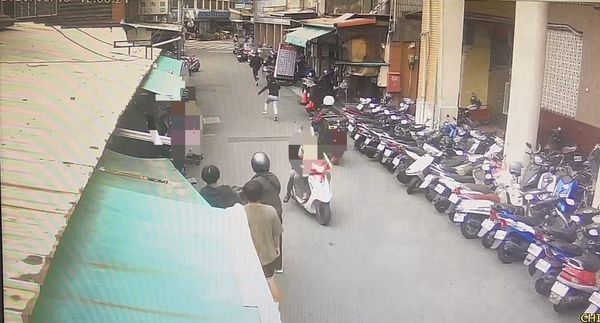 ▲楊姓男子拿到手機拔腿狂奔。（圖／警方提供）