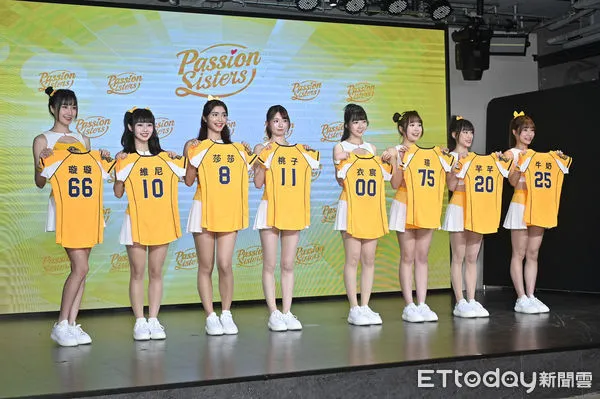 ▲▼中信兄弟啦啦隊『2025 全新陣容發佈會』，年度新進團員左起璇璇、維尼、莎莎、桃子、衣宸、瑄、芊芊、牛奶。（圖／記者李毓康攝）