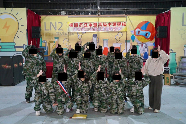 ▲▼桃園市永豐高中國中部隔宿露營活動，遭爆結穿著中國人民解放軍迷彩服。（圖／翻攝自Facebook／王浩宇）