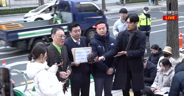 ▲金賽綸家屬委任律師。（圖／翻攝自YouTube／가로세로연구소）