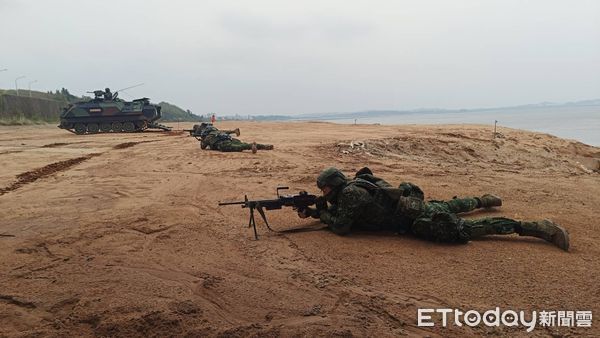 ▲▼防共軍演習「假戲真做」金防部金門大橋裝50兵力裝甲車備戰操演。（圖／記者林名揚翻攝）