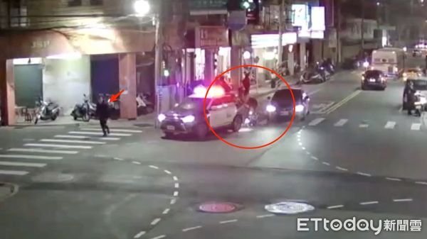 ▲▼警車停讓行人卻遭方機車追撞，警車後擋風玻璃被撞碎，機車嚴重毀損還波及一部BMW小客車             。（圖／記者陳以昇翻攝）