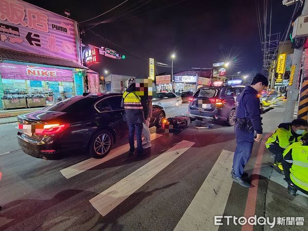 ▲▼警車停讓行人卻遭方機車追撞，警車後擋風玻璃被撞碎，機車嚴重毀損還波及一部BMW小客車             。（圖／記者陳以昇翻攝）