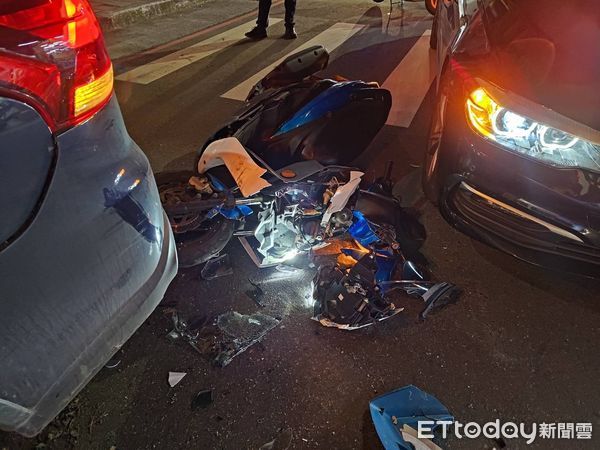 ▲▼警車停讓行人卻遭方機車追撞，警車後擋風玻璃被撞碎，機車嚴重毀損還波及一部BMW小客車             。（圖／記者陳以昇翻攝）
