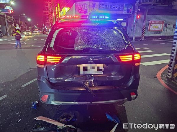 ▲▼警車停讓行人卻遭方機車追撞，警車後擋風玻璃被撞碎，機車嚴重毀損還波及一部BMW小客車             。（圖／記者陳以昇翻攝）