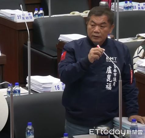 ▲0121地震至今仍有災民睡帳篷和自家車裡，台南市議會國民黨團和無黨聯盟感謝黃偉哲市府團隊的努力外，質疑民進黨中央稅收超徵5000多億元，為何不拿錢出來救災。（圖／記者林東良翻攝，下同）