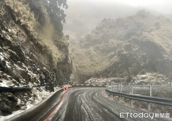 ▲▼受強烈大陸冷氣團持續影響，合歡山區已有固態降水及局部路面結冰情形。（圖／公路局提供，下同）