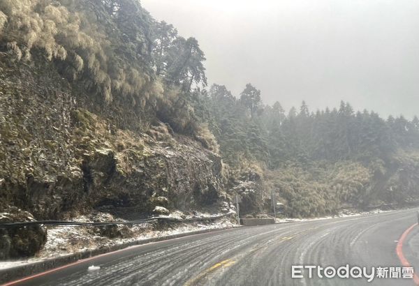 ▲▼受強烈大陸冷氣團持續影響，合歡山區已有固態降水及局部路面結冰情形。（圖／公路局提供，下同）
