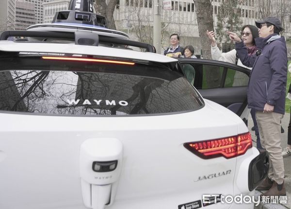 ▲Waymo的感知系統運用光達（LiDAR）、攝影機和雷達，即時偵測周圍的車輛、行人、單車。（圖／記者許宥孺翻攝）