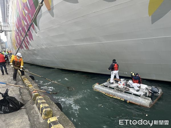 ▲基隆港油污危機！建輝輪漏油致港池污染。（圖／記者郭世賢翻攝）