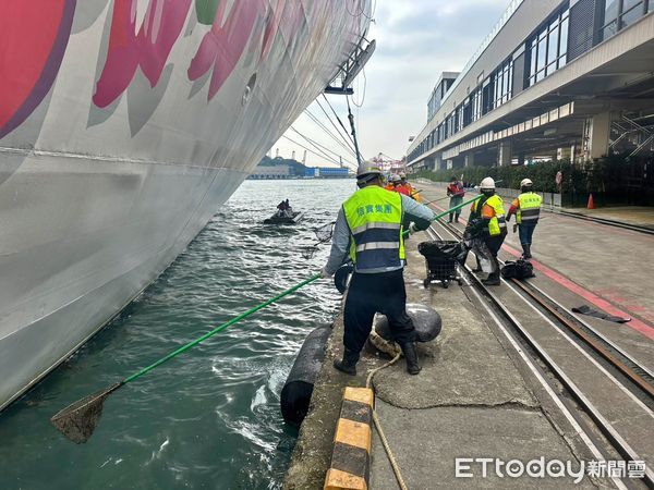 ▲基隆港油污危機！建輝輪漏油致港池污染。（圖／記者郭世賢翻攝）