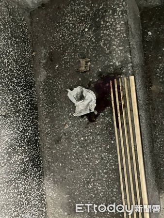 ▲▼爆裂物爆炸後，紅色液狀染料噴濺一地，造成大門上方玻璃碎裂，警方在發現電池及電線             。（圖／記者陳以昇翻攝）