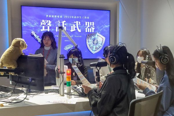 圖二：高中生學員走進世新廣播電臺，親自拿起麥克風為角色配音，感受聲音賦予角色生命的過程。（圖／世新大學提供）