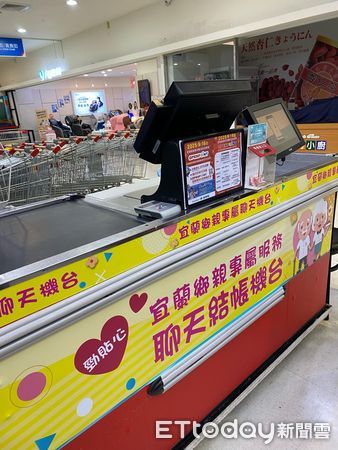 ▲家樂福突多出「聊天結帳櫃台」　用途曝光暖炸。（圖／原PO授權引用）