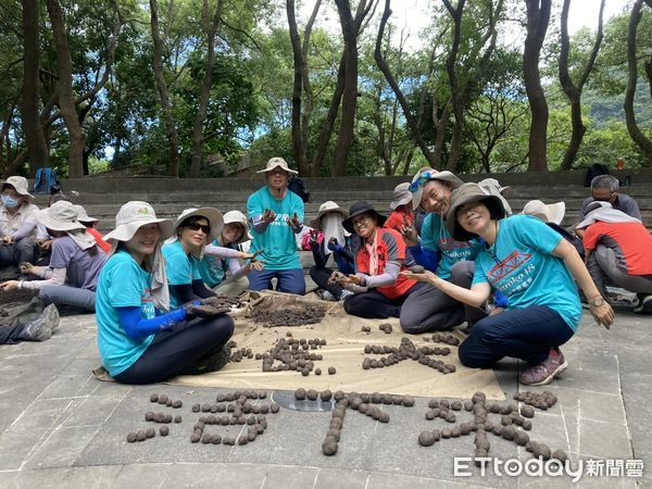 ▲解說志工採集種子。（圖／記者王兆麟翻攝，下同）
