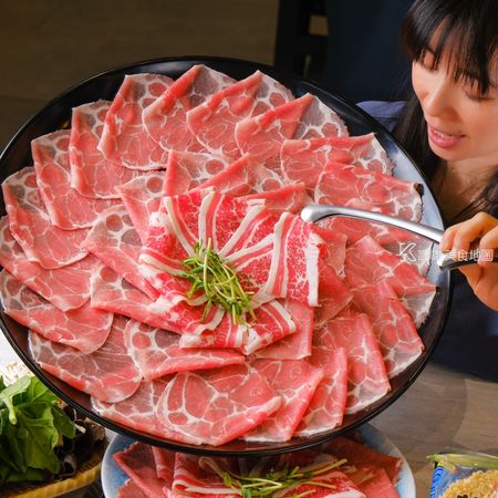 ▲高雄汕頭泉成沙茶火鍋慶祝創立82周年，5月29日前的平日，提前電話預訂登錄身分證，只要對中「3282」3碼送傳香肉盤（10盎司），4碼全中（3、8再加兩個2）送傳香巨無霸。（圖／高雄美食地圖提供—
