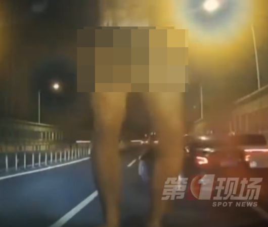 ▲▼陸內褲哥跳車頂猛砸。（圖／翻攝自微博）