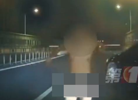 ▲▼陸內褲哥跳車頂猛砸。（圖／翻攝自微博）