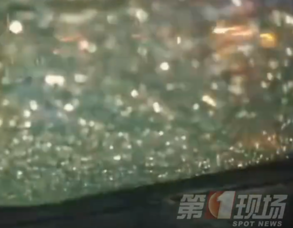▲▼陸內褲哥跳車頂猛砸。（圖／翻攝自微博）